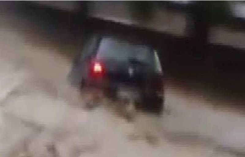 Κιάτο: Η στιγμή που τα ορμητικά νερά ποταμού παρασύρουν αυτοκίνητο (Βίντεο)