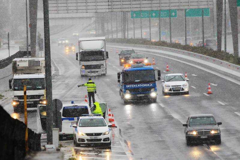 Κλειστή η εθνική οδός Αθηνών-Λαμίας (βίντεο)