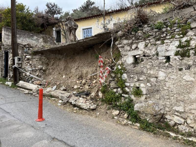 Κίνδυνος από μάντρα που κατέρρευσε