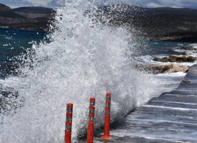 Καιρός: Επιμένουν και σήμερα τα μελτέμια (Βίντεο)