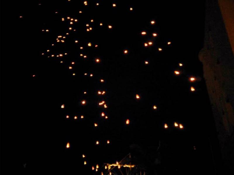 Το έθιμο του πετάγματος των γλόμπων αναβιώνει στην Κυπαρισσία