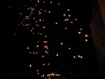 Το έθιμο του πετάγματος των γλόμπων αναβιώνει στην Κυπαρισσία