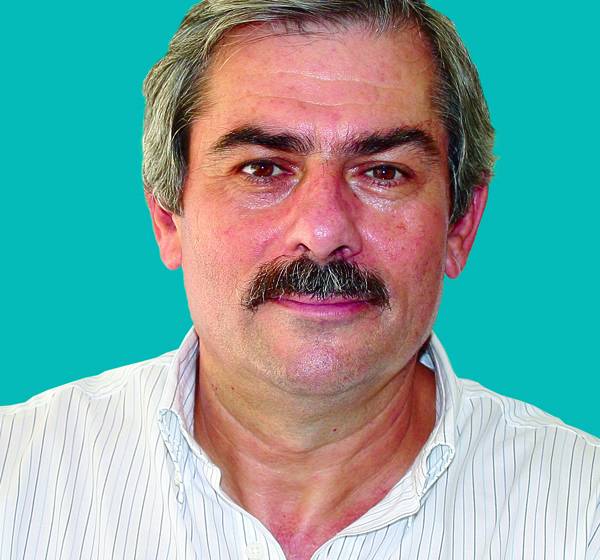 Ο Θανάσης Πετράκος στην "Ε": "Οι κυβερνητικές συνεργασίες υποστηρικτικοί μηχανισμοί των μνημονίων"