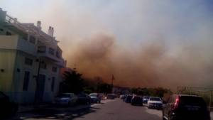 58χρονος νεκρός από την πυρκαγιά στη Νεάπολη - Εκκενώνεται το Κέντρο Υγείας