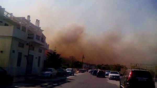 58χρονος νεκρός από την πυρκαγιά στη Νεάπολη - Εκκενώνεται το Κέντρο Υγείας