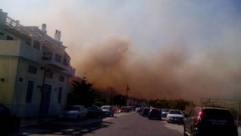 58χρονος νεκρός από την πυρκαγιά στη Νεάπολη - Εκκενώνεται το Κέντρο Υγείας
