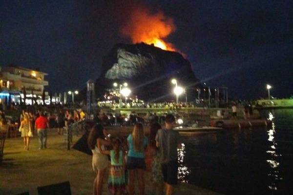 Φωτιά έχει ξεσπάσει στο κάστρο της Μονεμβασιάς (φωτογραφίες &amp; βίντεο)