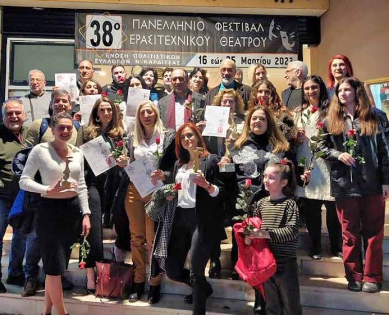 «Συν Ενα – Μιχάλης Τούμπουρος»: Κέρδισε 6 βραβεία στο Φεστιβάλ Ερασιτεχνικού Θεάτρου Καρδίτσας