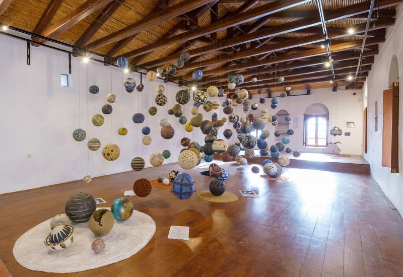 O Ηλίας Χριστόπουλος και η Χαρούλα Κοροπούλη για την έκθεση "Σφαίρες"