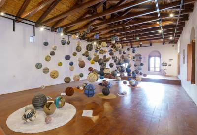 O Ηλίας Χριστόπουλος και η Χαρούλα Κοροπούλη για την έκθεση &quot;Σφαίρες&quot;