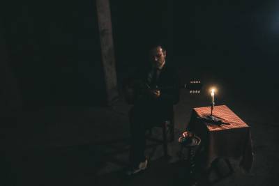 Πανελλήνια πρεμιέρα απόψε στο Πνευματικό Κέντρο Καλαμάτας - «Ανέστης Δελιάς: Ενας άγγελος πεταμένος στα σκουπίδια»