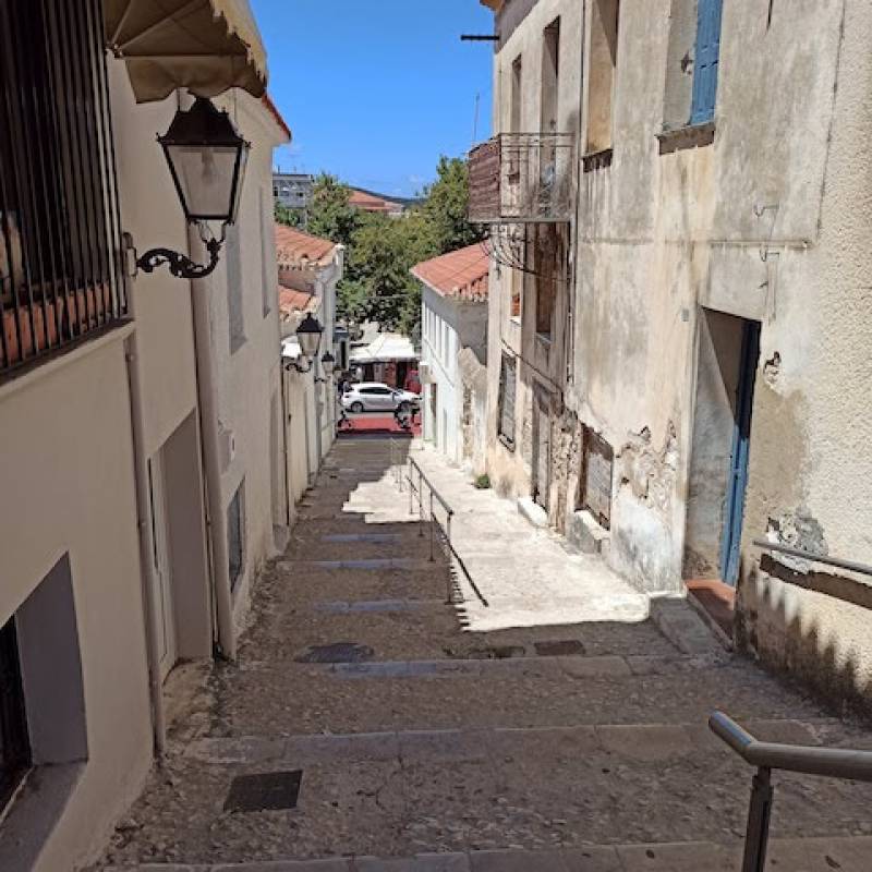 Πολλοί επισκέπτες ή λίγα καταλύματα;