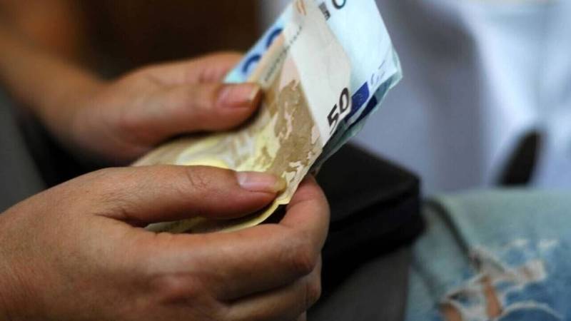 Κατώτατος μισθός: Πόσο αυξάνεται, πώς θα διαμορφωθεί με τις τριετίες