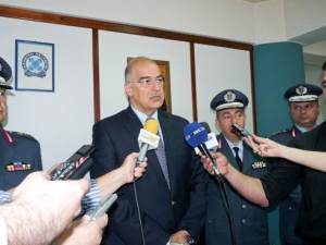 Γιατί όχι και εθελοντές... πολιτικοί, υπουργέ;