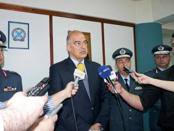 Γιατί όχι και εθελοντές... πολιτικοί, υπουργέ;