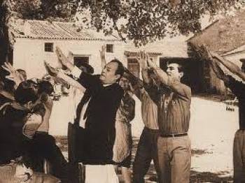 Οι θεωρίες συνωμοσίας τρέφουν λαμόγια και καιροσκόπους.