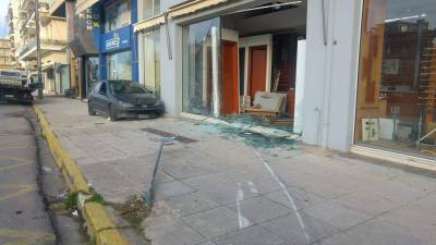 Αυτοκίνητο μπήκε σε τζαμαρία καταστήματος στην Καλαμάτα