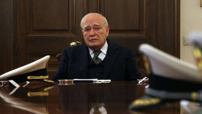 Με τιμές αρχηγού κράτους η κηδεία του Κάρολου Παπούλια - Τριήμερο δημόσιο πένθος