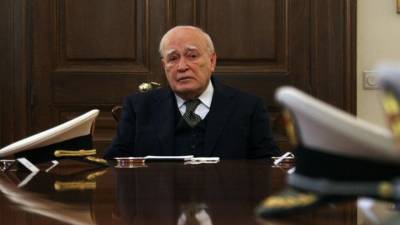 Με τιμές αρχηγού κράτους η κηδεία του Κάρολου Παπούλια - Τριήμερο δημόσιο πένθος