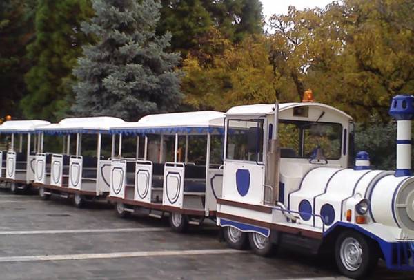 Φορτώνουν τη Ναυαρίνου με τρενάκι 20 μέτρων