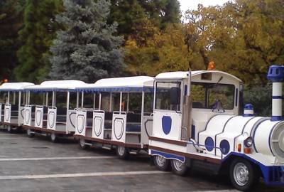 Φορτώνουν τη Ναυαρίνου με τρενάκι 20 μέτρων