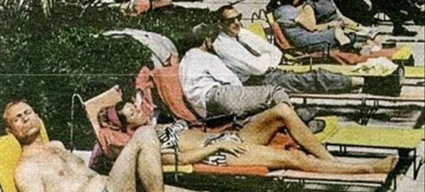 Τουρίστες λιάζονται στο Χίλτον ενώ τα τανκς μπαίνουν στο Πολυτεχνείο