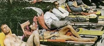 Τουρίστες λιάζονται στο Χίλτον ενώ τα τανκς μπαίνουν στο Πολυτεχνείο