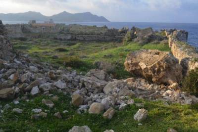 Απάντηση Μενδώνη: "Έχει δρομολογηθεί η αποκατάσταση τείχους στο Κάστρο Μεθώνης"