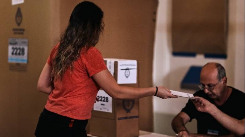 Αργεντινή: Στις κάλπες οι πολίτες για τον β’ γύρο των προεδρικών εκλογών