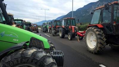 Στάση αναμονής κρατούν στα μπλόκα αγρότες και κτηνοτρόφοι της Δυτικής Ελλάδας