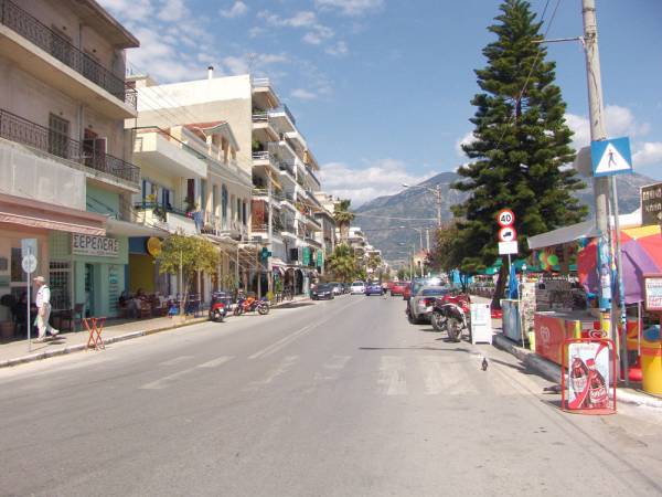 4 διαρρήκτες ρήμαξαν μαγαζιά στην Παραλία