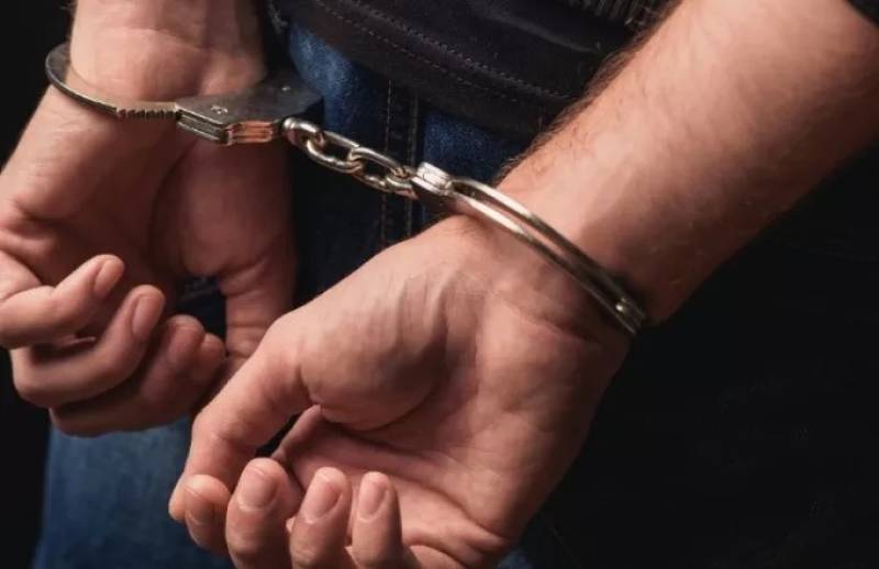Συνελήφθη 23χρονος σε βάρος του οποίου εκκρεμούσε ένταλμα για απόπειρα ανθρωποκτονίας και ληστεία