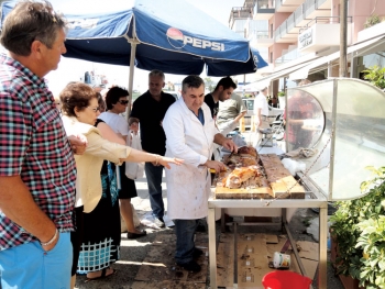 Η φτώχεια θέλει… γουρνοπούλα