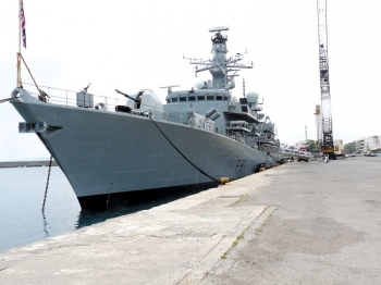 Βρετανική φρεγάτα στο λιμάνι της Καλαμάτας