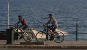 Χωρίς ποδήλατα το πεζοδρόμιο της Ναυαρίνου 8-10 το βράδυ