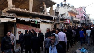 Εκατοντάδες άνθρωποι απομακρύνονται πεζοί από το νοσοκομείο αλ Σίφα της Γάζας, σύμφωνα με το AFP