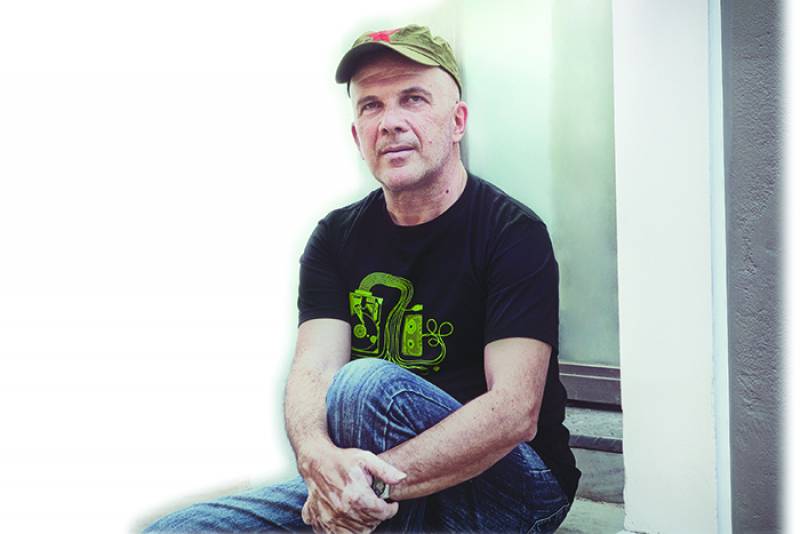 Ο Ηλίας Κατελάνος στην "Ε": “Πάντα ήθελα να γίνω μουσικός και να ταξιδεύω”