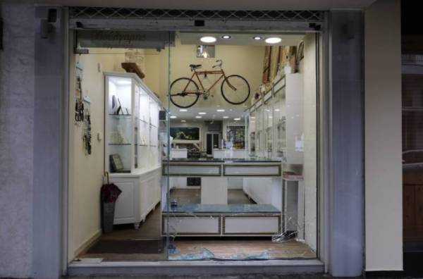 Καλαμάτα: Διάρρηξη σε αργυροχρυσοχοΐο και καταδίωξη μέχρι το Πλατύ (φωτο+βίντεο)