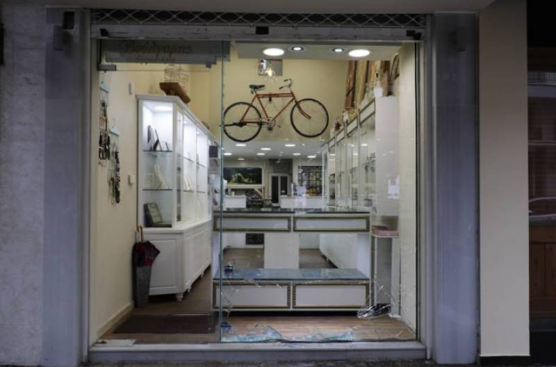 Καλαμάτα: Διάρρηξη σε αργυροχρυσοχοΐο και καταδίωξη μέχρι το Πλατύ (φωτο+βίντεο)