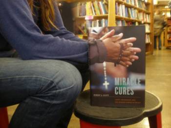 Δείτε πως τα βιβλία γίνονται ένα με τους αναγνώστες!