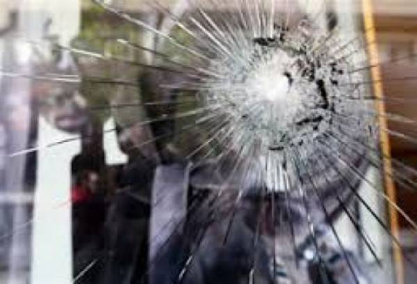 Τσιγγάνα έσπασε βιτρίνα μίνι - μάρκετ για να κλέψει στη Σπερχόγεια