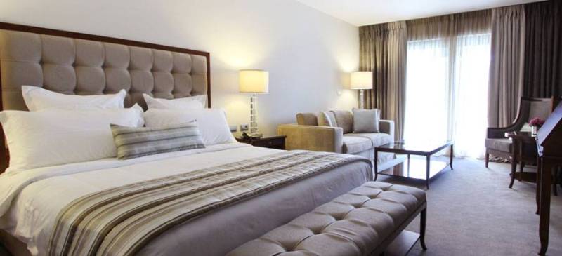 Προσωπικό ξενοδοχείων πρόσφυγες-μετανάστες συζητούν κυβέρνηση και Πανελλήνια Ομοσπονδία Ξενοδόχων