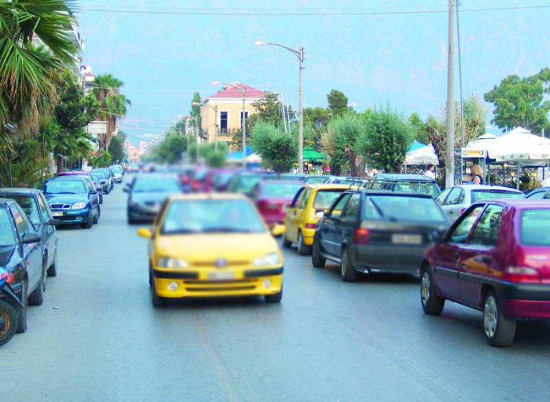 Απαιτείται οργανωμένο σχέδιο για τη στάθμευση στην Παραλία
