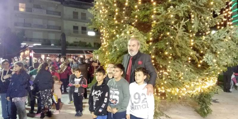 Τα γιορτινά της φόρεσε η Κυπαρισσία