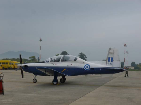 Δοκιμαστικές πτήσεις για τη "Ναυτική Εβδομάδα" αναστάτωσαν την Καλαμάτα