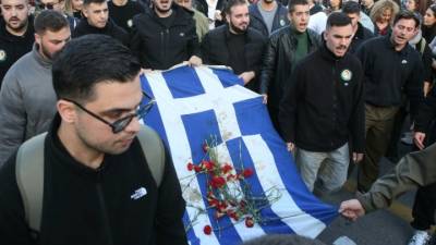 Πλήθος κόσμου τιμά την 52η επέτειο της εξέγερσης του Πολυτεχνείου (βίντεο)