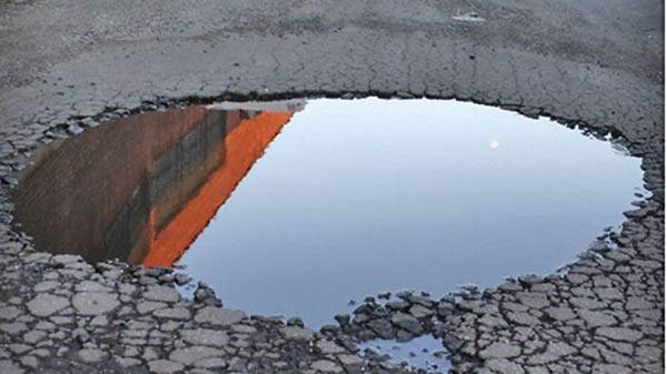 Πολίτης διεκδικεί 4.400 ευρώ για ζημιά από λακκούβα