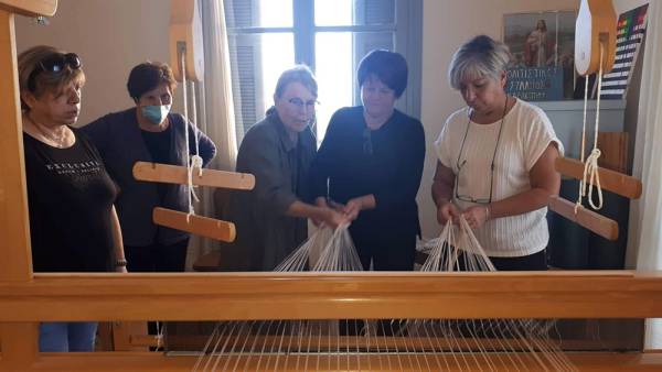 Γυναίκες στο Χαρακοπιό αναβιώνουν την υφαντική τέχνη (βίντεο)