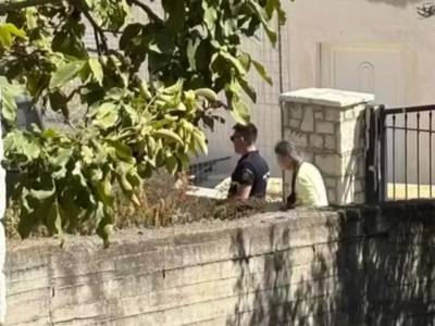 Βοιωτία: Πήρε προθεσμία για την απολογία της και αφέθηκε ελεύθερη η 62χρονη που έθαψε τη μητέρα της σε στάβλο (βίντεο)