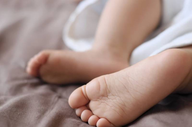 Με κατάγματα στα πόδια και εγκαύματα νοσηλεύεται μωρό 10 μηνών στην Πάτρα – Έρευνα της ΕΛ.ΑΣ. για κακοποίηση